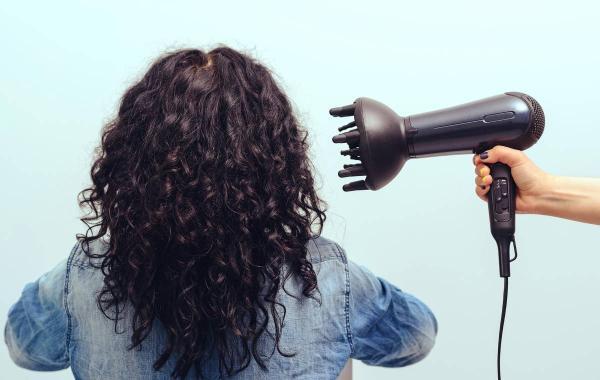 5 گام مهم برای فر کردن مو با سشوار در خانه